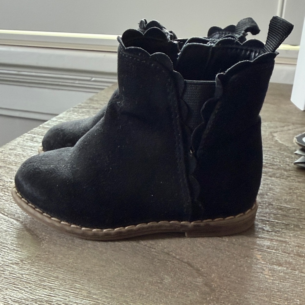 GAP Black Scalloped Ankle Boots for Kids - Picture 5 of 12